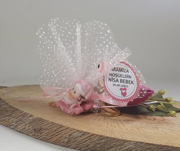 Kızak Üstünde Pembe Renklerde Kız Bebek Şekeri