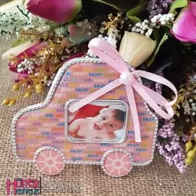 Arabalı Çerçeveli Kız Bebek Magneti Pembe Renkli