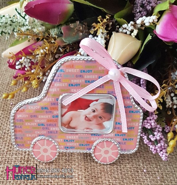 Arabalı Çerçeveli Kız Bebek Magneti Pembe Renkli